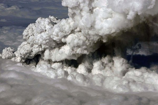 Islandská sopka v ledovci Eyjafjallajökull.